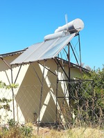 Eine von Staub bedeckte Solaranlage.