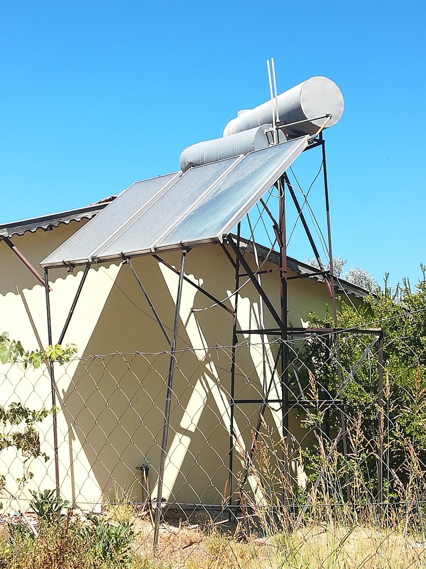 Eine von Staub bedeckte Solaranlage.